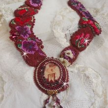 Collar babero Art'D Haute-Couture bordado con cuentas de colores y perlas de cristal de Swarovski